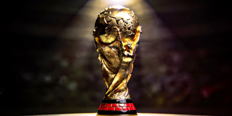 大力神杯冠军奖杯在聚光灯下的特写照片