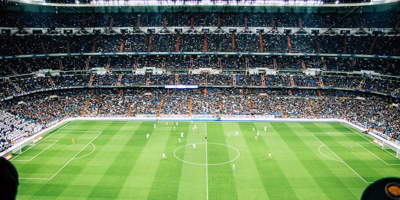 年轻足球新星在比赛中带球突破的英姿